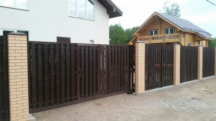 Забор из деревянного штакетника с автоматическими откатными воротами в СНТ "Осинка"