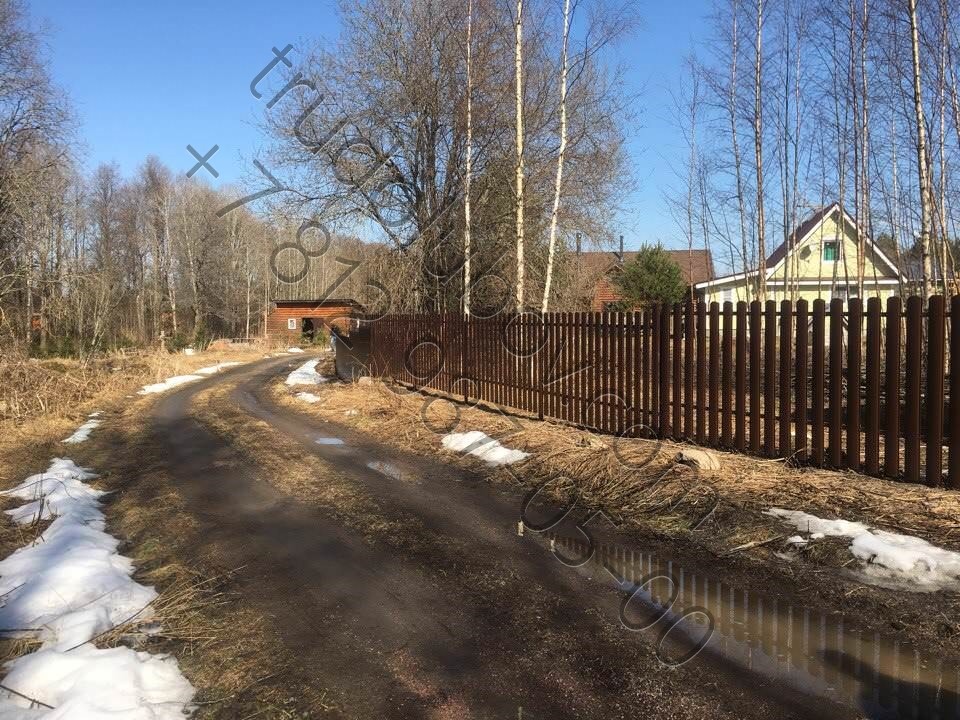 Забор из штакетника с распашными воротами в поселке Грибное