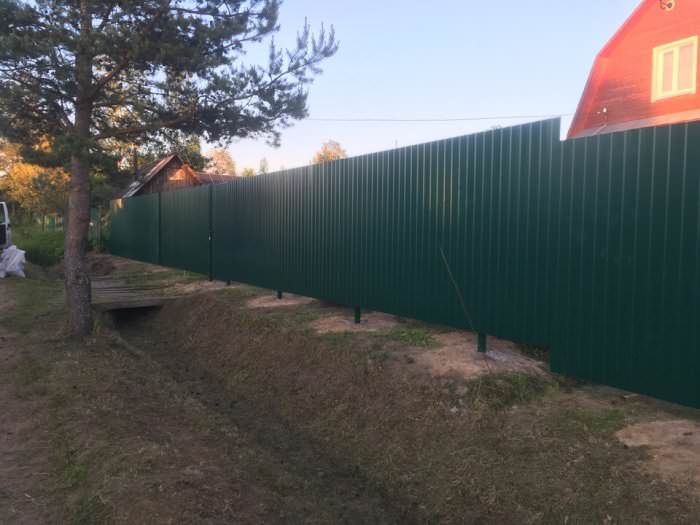 Забор из профлиста с распашными воротами в Апраксине