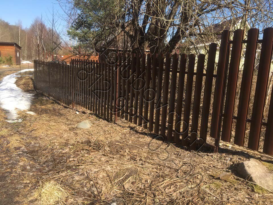 Забор из штакетника с распашными воротами в поселке Грибное
