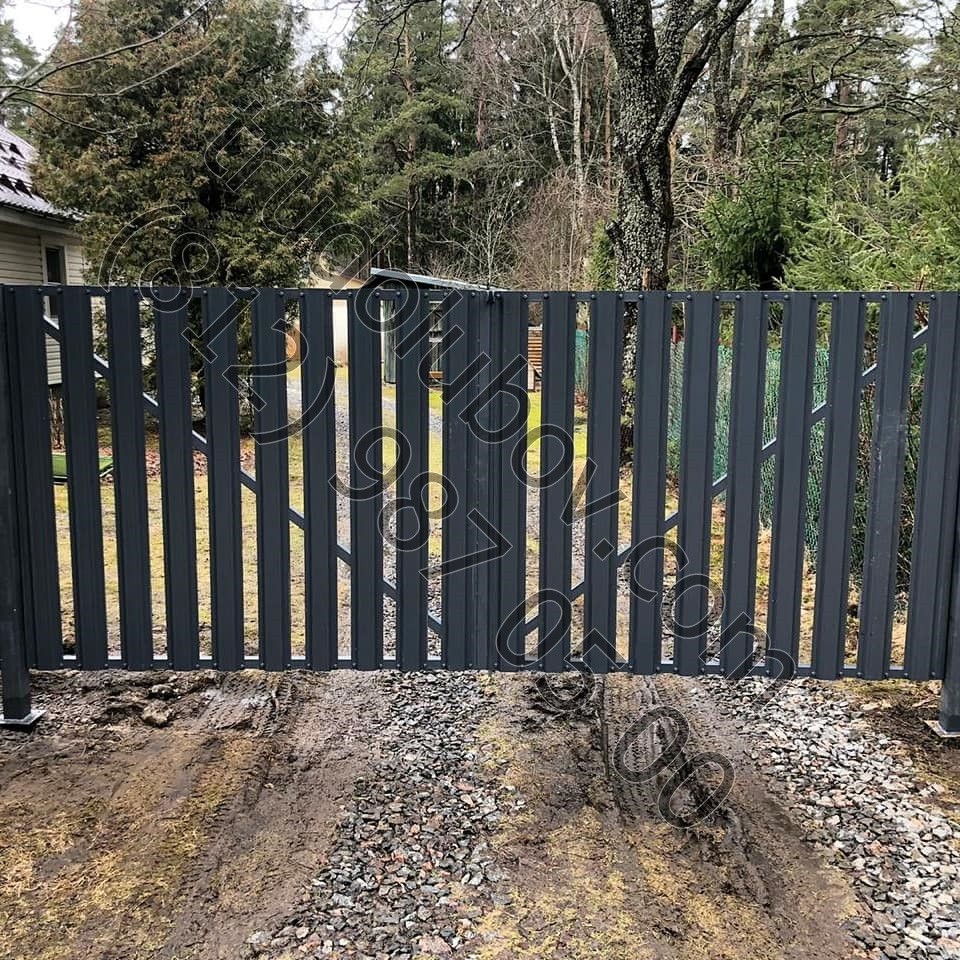 Забор из металлического штакетника с воротами в Рощино