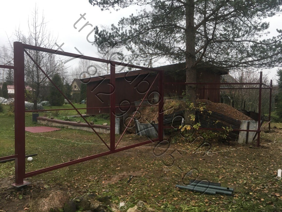 Забор из профлиста с распашными воротами в Куровицах