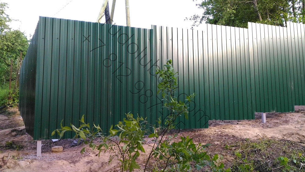 Забор из профлиста с распашными воротами в Васкелово