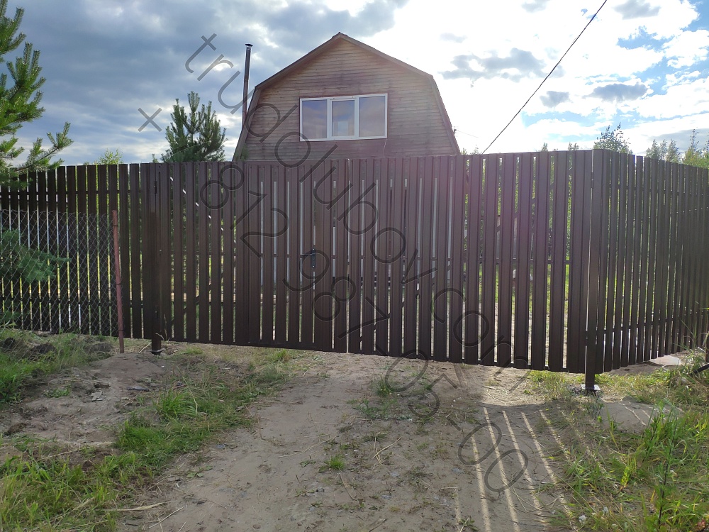 Забор из металлоштакетника с распашными воротами в Рахье