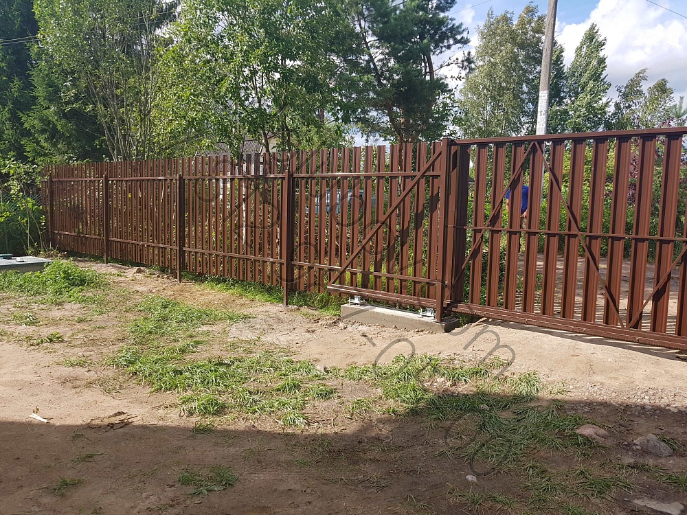 Забор и откатные ворота из штакетника в Белоострове