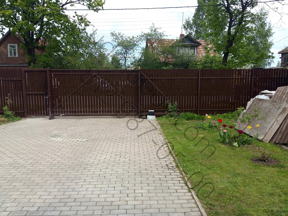 Забор из штакетника с автоматическими откатными воротами  в Новом Петергофе