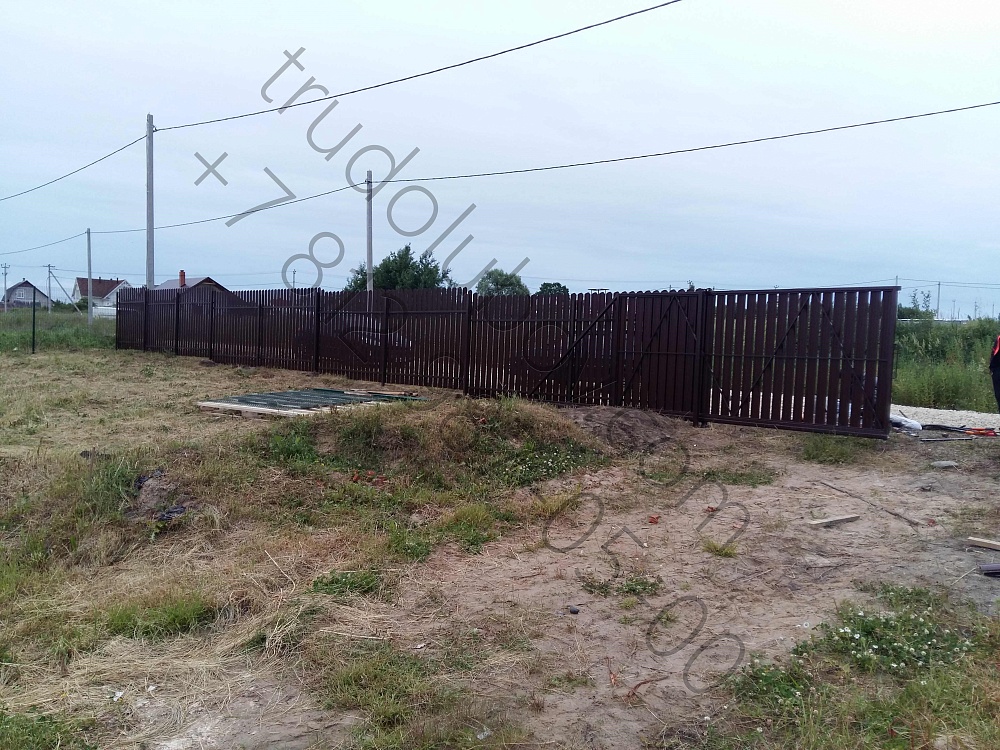Забор из штакетника и 3D сетки с откатными воротами в Пигелево