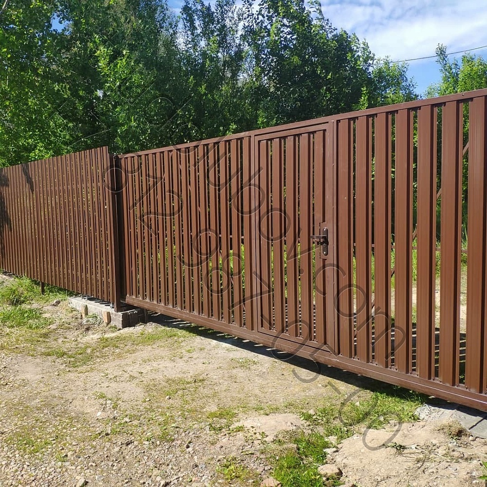 Забор из металлоштакетника с откатными воротами в Рощино