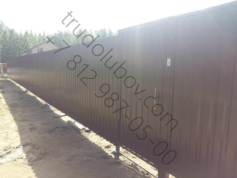 Забор из профлиста с распашными воротами в Офицерском поселке