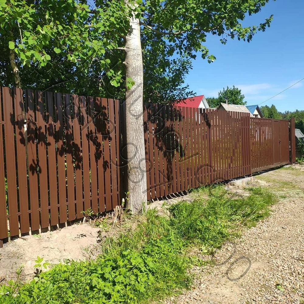 Забор из металлоштакетника с откатными воротами в Рощино