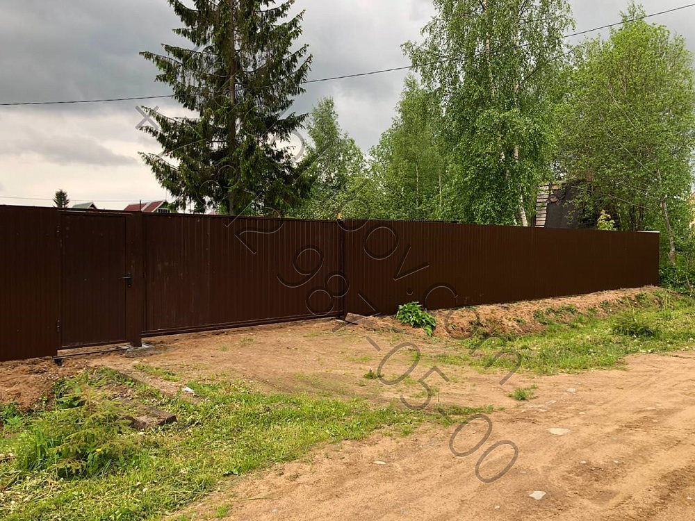Забор из профлиста с откатными воротами в Апраксине 