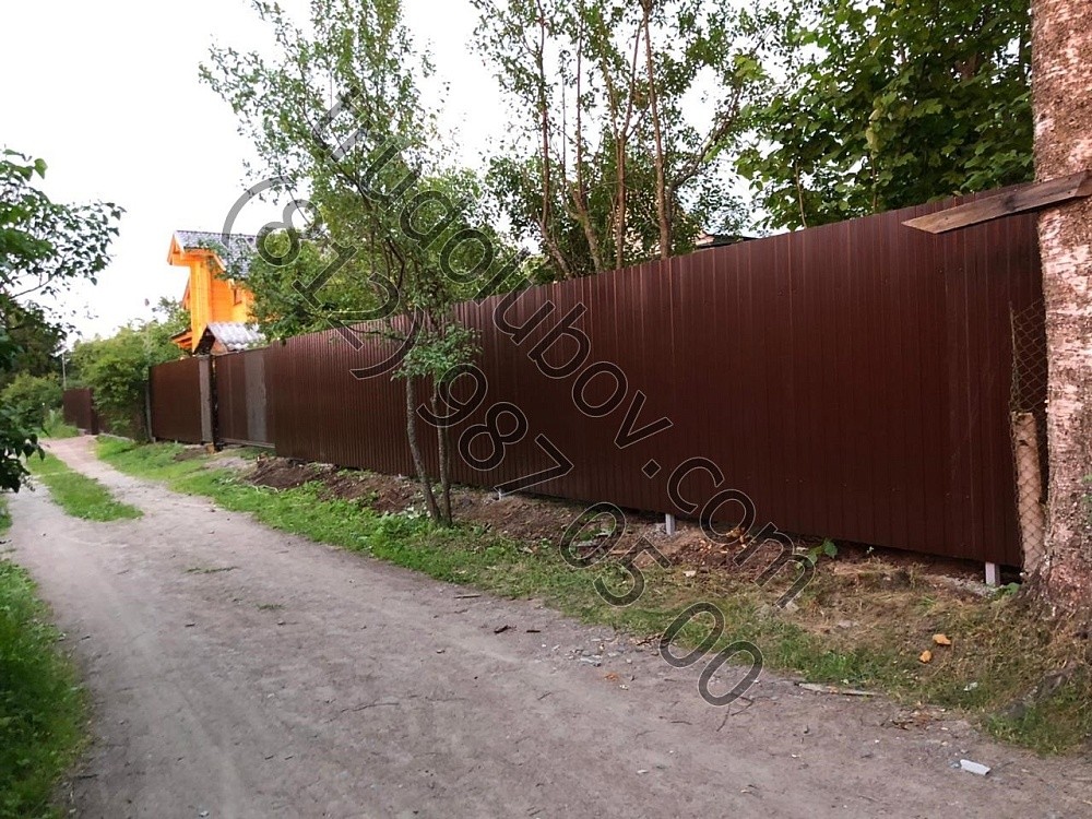 Забор из профлиста с откатными воротами в Грузино