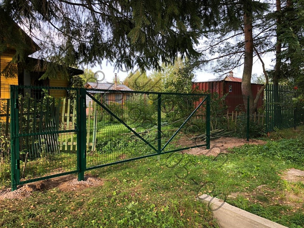 Забор из 3D сетки с распашными воротами в Дунае