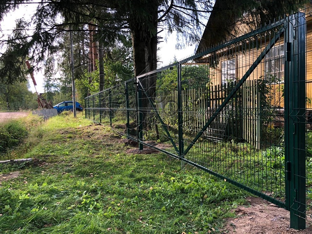 Забор из 3D сетки с распашными воротами в Дунае