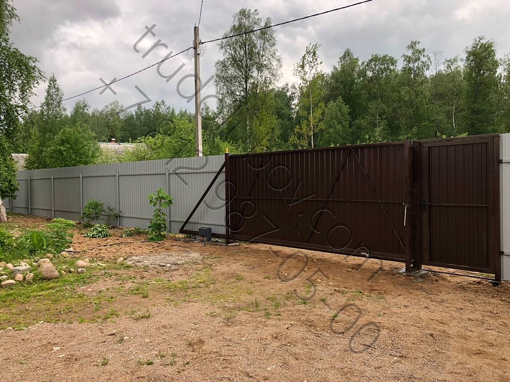 Забор из профлиста с откатными воротами в Апраксине 