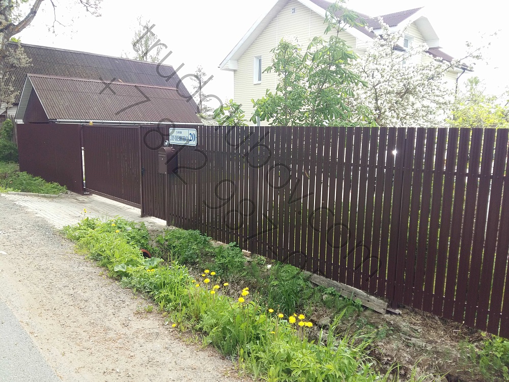 Забор из штакетника с автоматическими откатными воротами  в Новом Петергофе