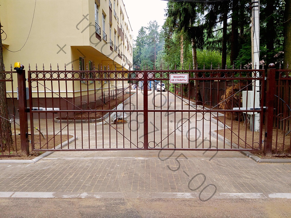 Сварной забор с автоматическими распашными воротами во Всеволожске