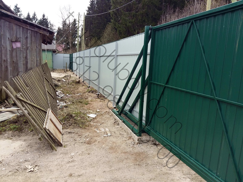 Забор из профлиста с откатными и распашными воротами в Рахье