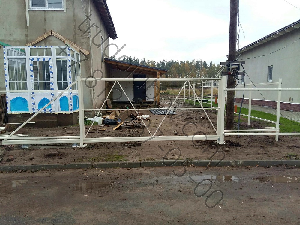 Забор из штакетника с откатными воротами в Пробе