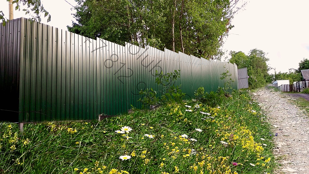 Забор из профлиста с распашными воротами в Васкелово