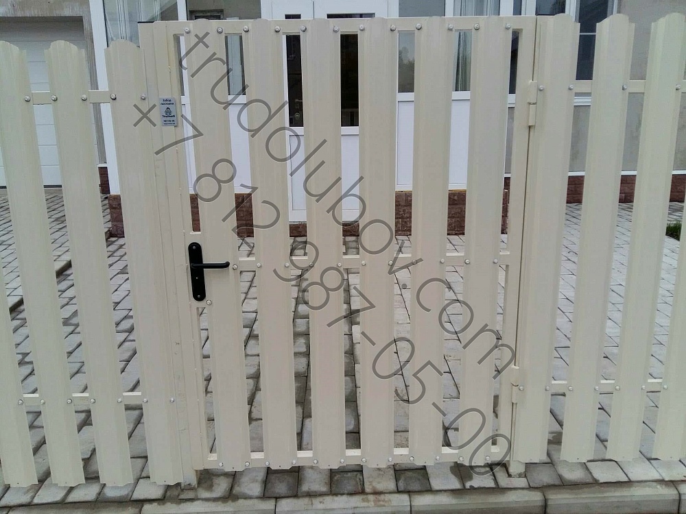 Забор из штакетника с откатными воротами в Пробе