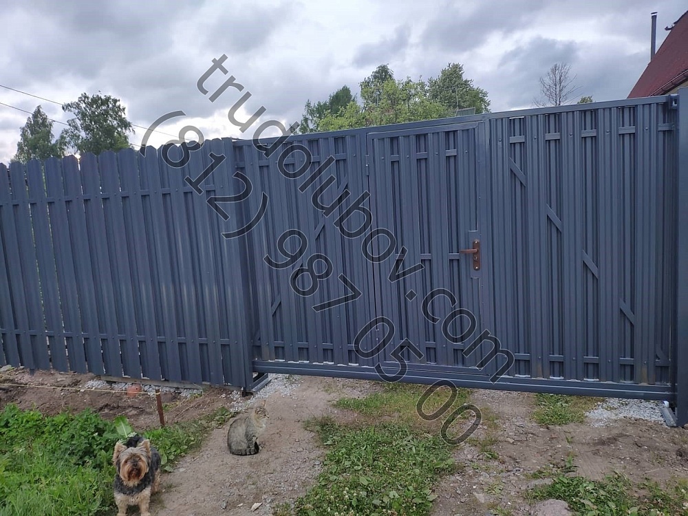 Забор из металлоштакетника с автоматическими откатными воротами в Заневке