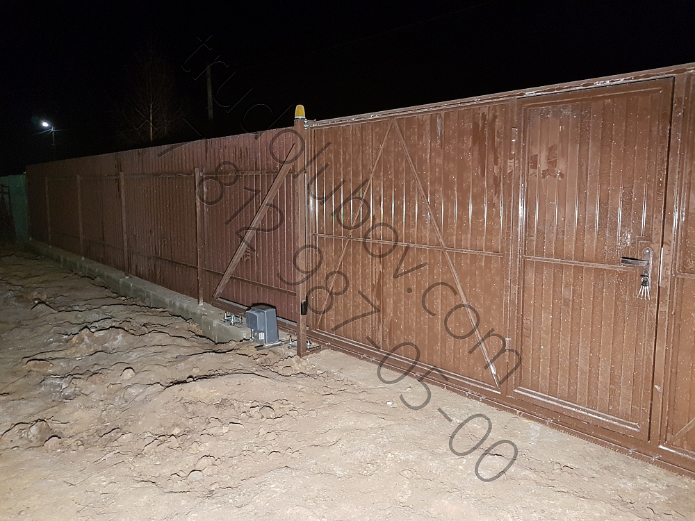 Забор из профлиста с автоматическими откатными воротами в Синявино