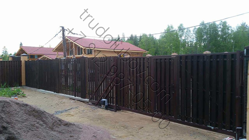 Забор из деревянного штакетника с автоматическими откатными воротами в СНТ "Осинка"