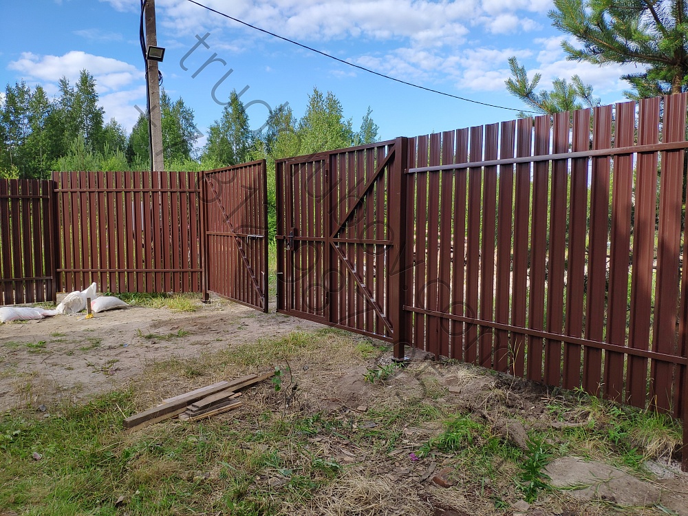 Забор из металлоштакетника с распашными воротами в Рахье