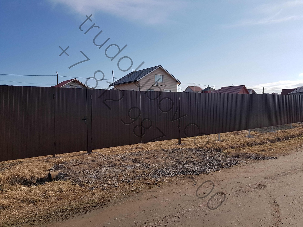 Забор из профлиста с распашными воротами в Кемпелево