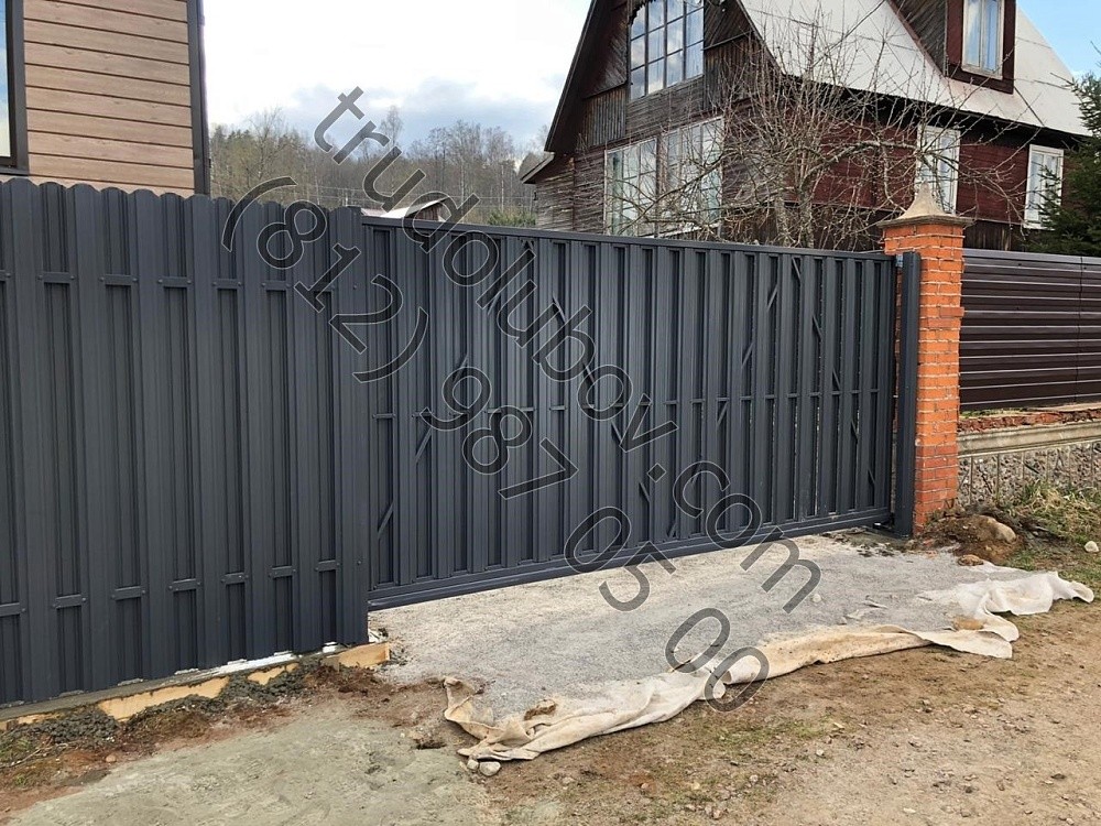 Забор из металлоштакетника с откатными воротами в Орехово