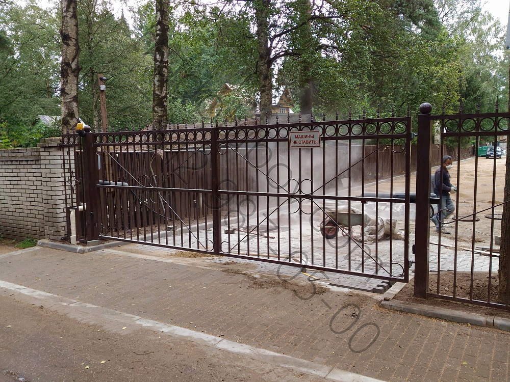 Сварной забор с автоматическими распашными воротами во Всеволожске