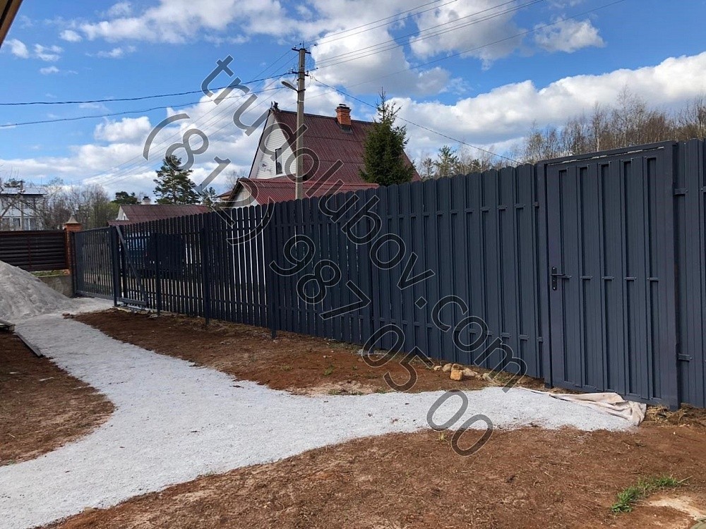 Забор из металлоштакетника с откатными воротами в Орехово