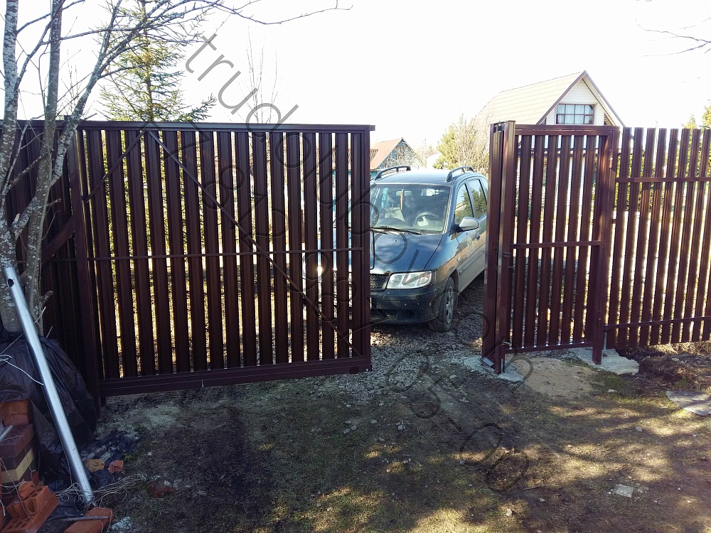 Забор из штакетника и откатные ворота в СНТ Апраксин