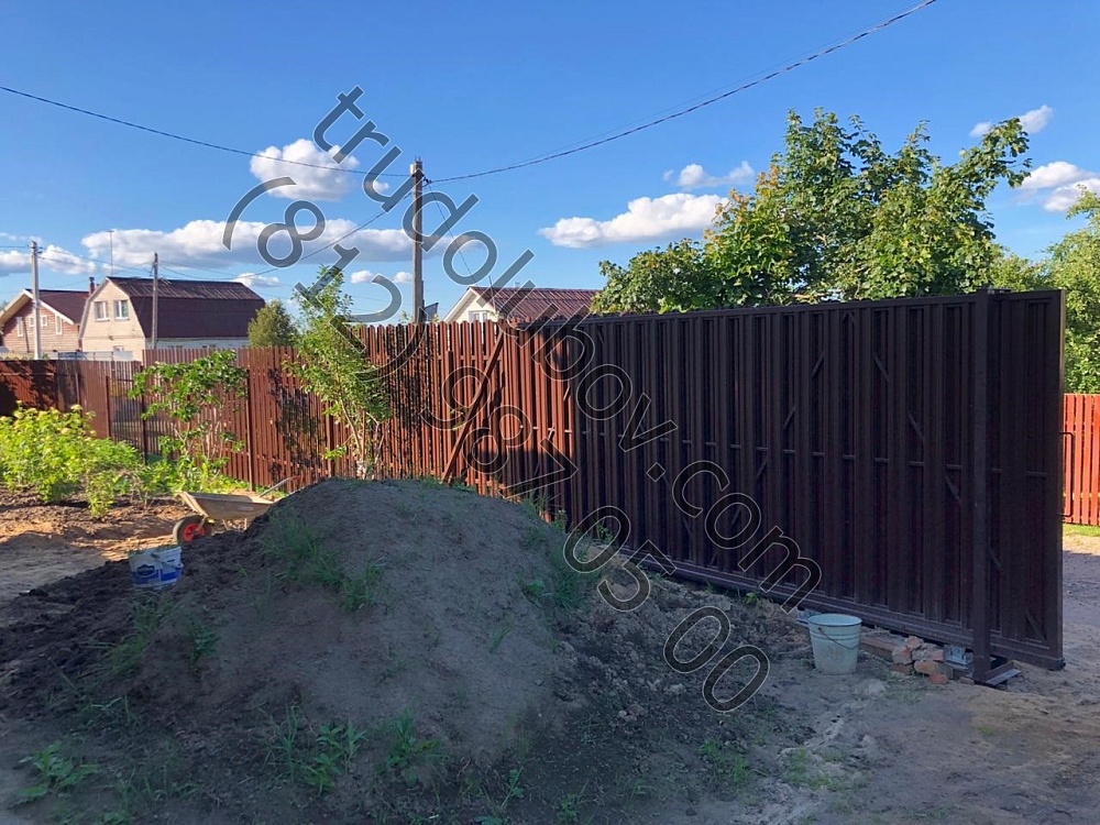 Забор из металлоштакетника с откатными воротами и забор из профлиста в Токсово