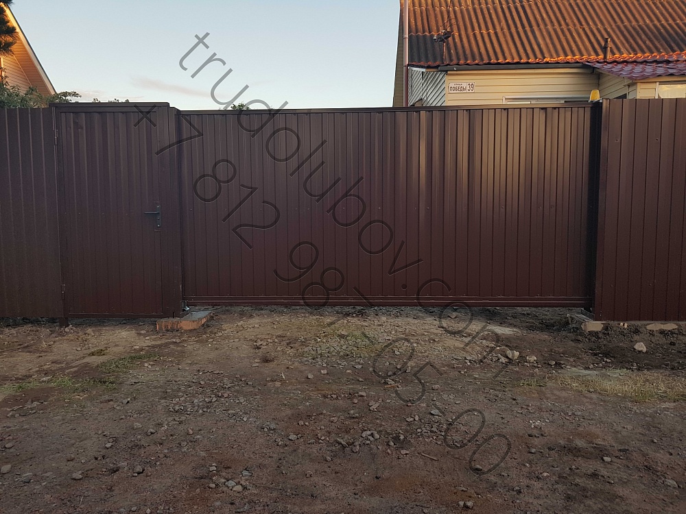 Забор из профлиста с автоматическими откатными воротами в Ториках