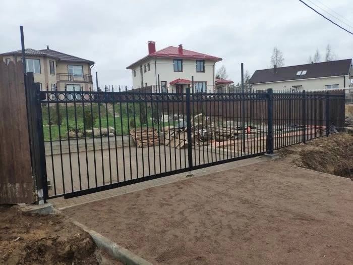 Сварной забор с автоматическими распашными воротами в Колтушах