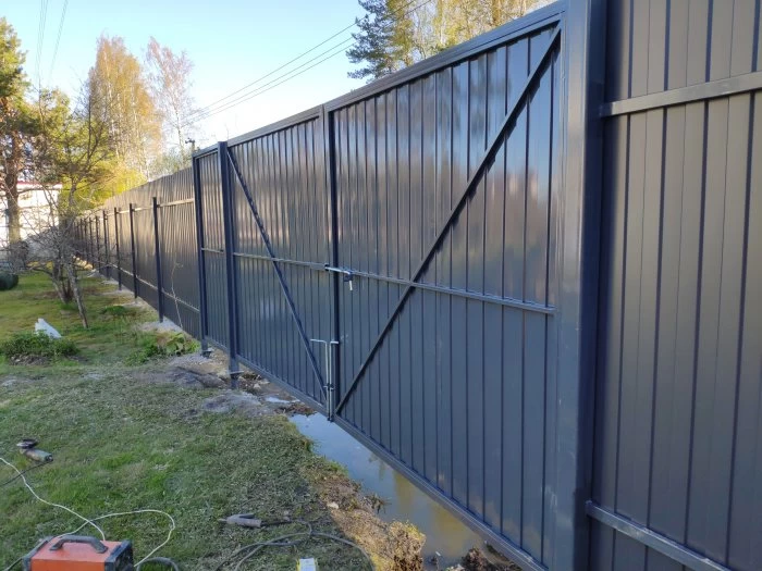 Забор из профлиста с распашными воротами в Грузино