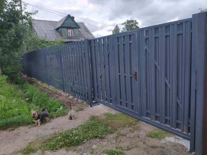 Забор из металлоштакетника с автоматическими откатными воротами в Заневке