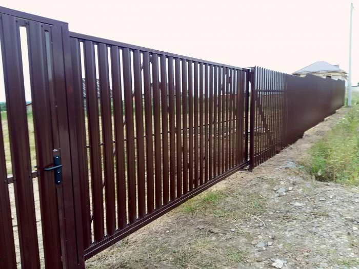 Забор из штакетника и 3D сетки с откатными воротами в Пигелево